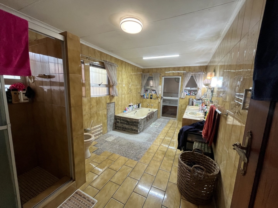5 Bedroom Property for Sale in Van Der Hoff Park North West